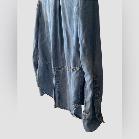 Cloth & Stone Anthropologie Size M Chambray Denim Button Front Shirt Split Back - Picture 7 of 8